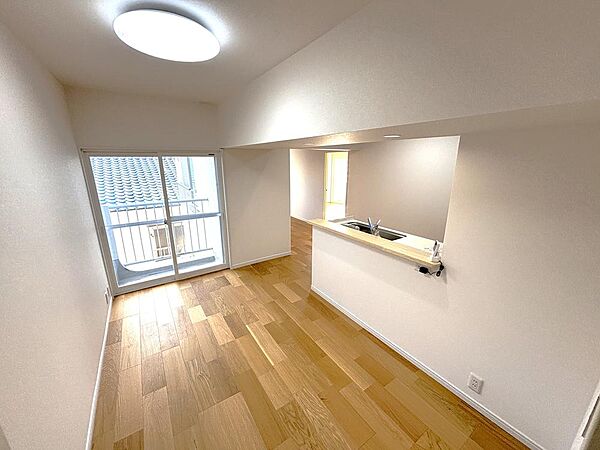 キッチンもバルコニーに面しているため、光が差し込んできます♪