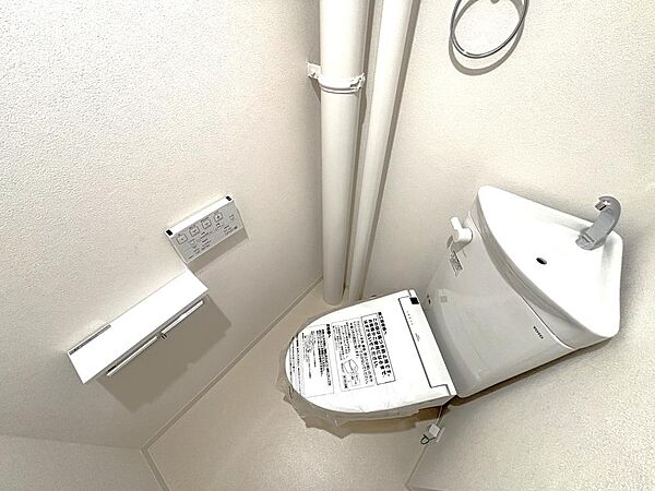 白を基調とした清潔感のあるトイレです♪