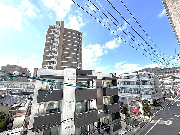 洋室横のバルコニーからの眺望です♪
