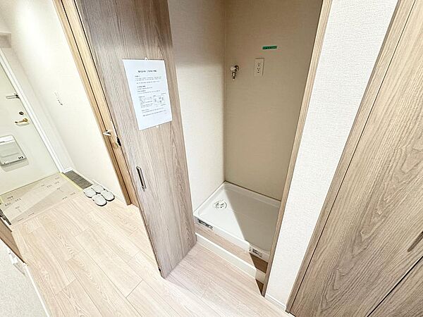 洗濯機置き場です！廊下の収納に設置されているため、ご使用されないときは扉を閉めておくことができます！