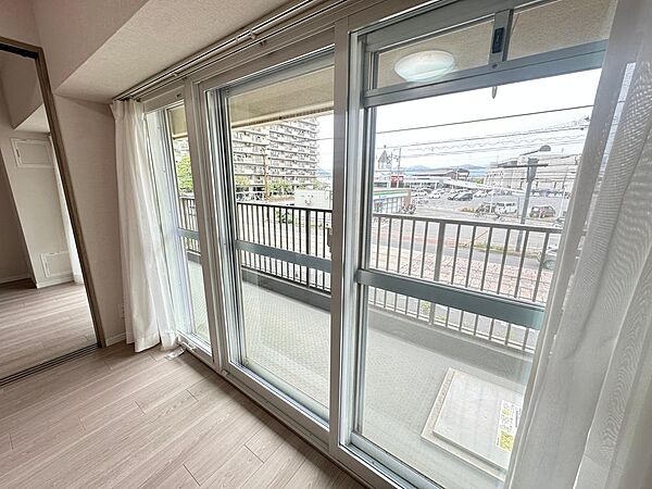 室内開口部は二重窓となっています！断熱性・遮音性も補強され、快適にお住まいになれそうですね！