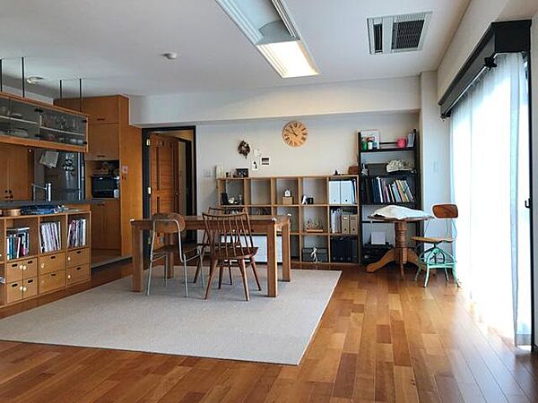 最上階で明るいリビングです。マンション前に建物がないため、開放感のある特別な間取りとなっています。