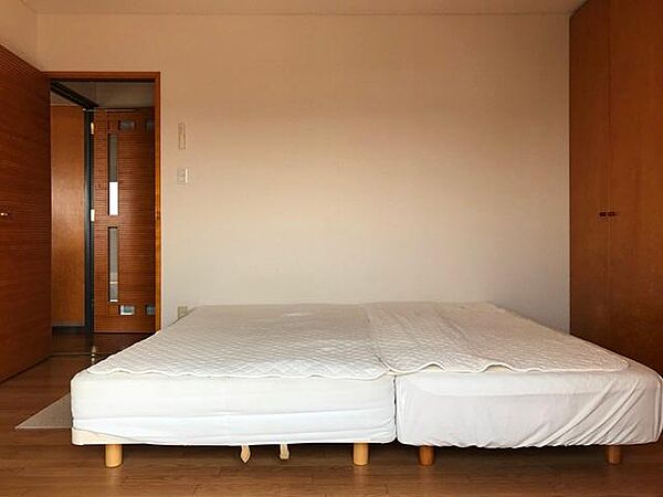 ベッドを並べて置ける洋室です。南向きなので明るい室内です。室内（2022年4月）撮影