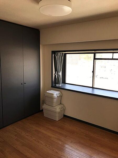 北側の洋室も出窓で空間広く感じます。北側にも建物が迫っていないため、明るい室内となっています。