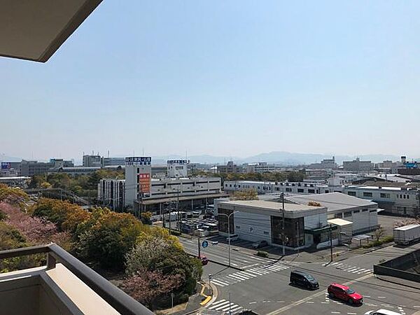 室内・バルコニーからは市街地・海の眺望があります。現地からの眺望（2022年4月）撮影