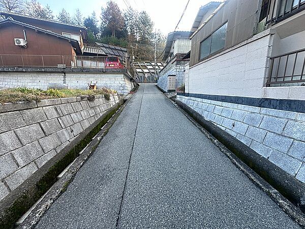 坂道の住宅地に位置し、陽当たりに恵まれた物件です。自然豊かな環境で、落ち着いた暮らしを実現できます。