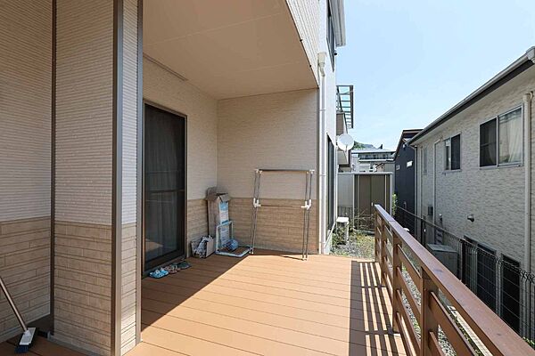 1階ウッドデッキ設置済♪