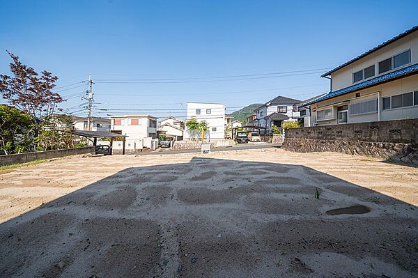 穏やかな日差しが降り注ぐ分譲地。周辺には住宅が立ち並び、新しい暮らしがここから始まります。