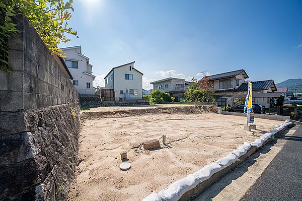 日差しが降り注ぐ整形地。隣地の建物との間隔もあり、開放的な印象です。理想の住まいを形にしませんか。