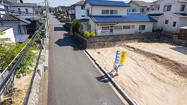 閑静な住宅街に位置する整形地です。道路に面した間口の広い土地で、新しい住まいをデザインしやすいでしょう。日当たりも良好です。