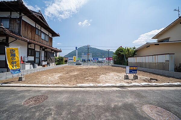 前面道路に面した整形地です。道路の向かいには商業施設があり、お買い物に便利な立地。山並みを望む開放的な環境で、新生活を始めてみませんか。