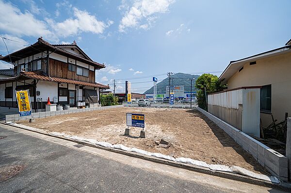 利便性の高い立地にある平坦な更地です。店舗も近く、暮らしやすい環境が広がっています。自由設計で理想の住まいを叶えませんか。