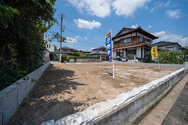 青空が広がる分譲地。日当たり良好なこの場所で、お客様の理想の住まいを形にしませんか。資料請求、現地見学も承っております。