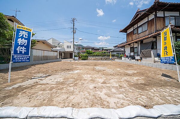 住宅を建てるのに適した広さの土地です。周辺には住宅が立ち並び、穏やかな住環境が広がっています。