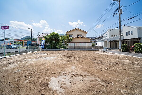 新しい暮らしの舞台に、広々とした建築用地が登場。周辺には生活利便施設も点在し、日々を快適に過ごせます。