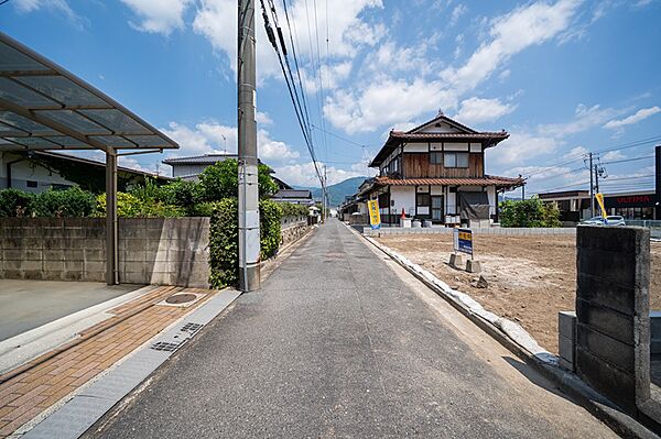 古民家風の建物が街並みに溶け込む、穏やかな住環境。山並みを望む開放感のあるロケーションです。理想の暮らしを実現しませんか。