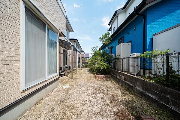 広々としたお庭は、ガーデニングや家庭菜園など、アイデア次第で様々な楽しみ方が可能です。青空の下、自分だけの空間をデザインしてみませんか。
