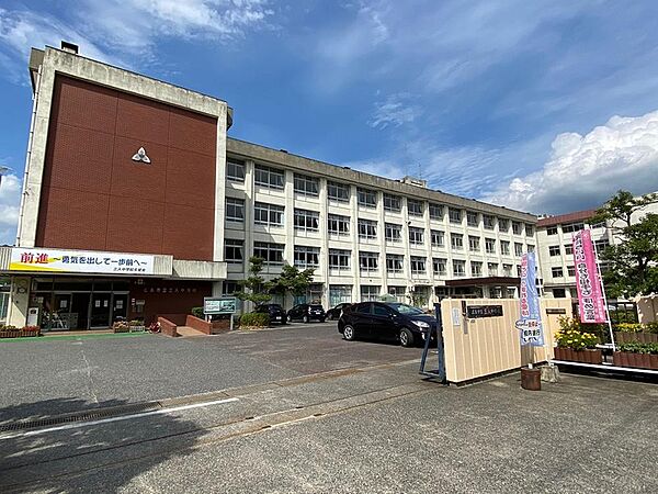 広島市立三入中学校まで2006m
