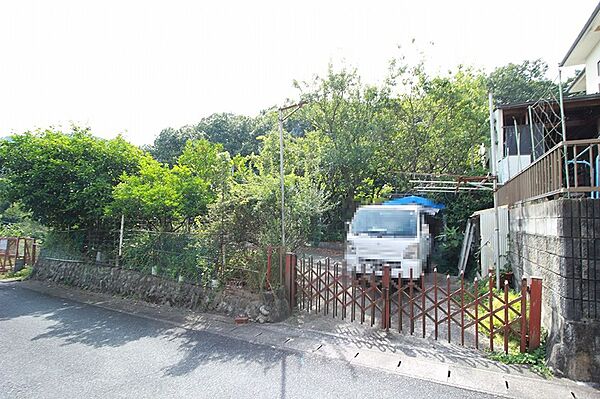 緑豊かな環境に佇む土地。自然に囲まれた穏やかな暮らしを叶えます。現地にて広さや雰囲気をご確認ください。