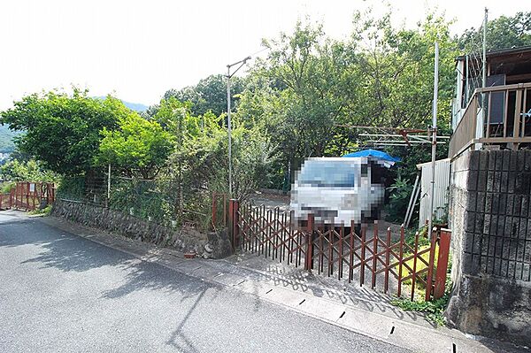 自然豊かな環境で、落ち着いた暮らしを実現しませんか。広い敷地で、ガーデニングや趣味のスペースも確保できます。