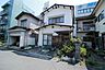 外観：陽当たり良好な立地にある戸建て物件です。周辺には様々な建物が立ち並び、生活利便性に富んだ環境です。リノベーションで自分好みの空間を創りませんか。