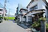 その他：幹線道路から一本入った閑静な住環境です。開放感のある青空が広がり、穏やかな時間が流れるエリア。新生活を始めるのにぴったりの場所です。