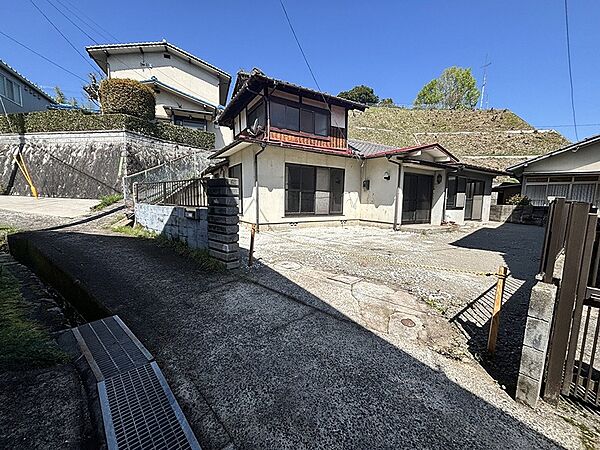 小高い丘の麓、穏やかな日差しが差し込む住宅地。現況での引き渡しの物件です。広々とした敷地で、リノベーションや建て替えをご検討の方におすすめです。