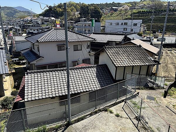 見晴らしの良い高台から、集落の落ち着いた街並みが広がります。遠くの山並みまで見渡せる開放的な眺望です。