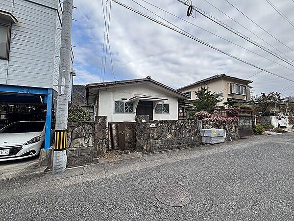 閑静な住宅街に佇む、平屋建ての物件です。周辺には山並みが広がり、自然豊かな住環境。自分好みのリノベーションで、理想の住まいを実現できます。