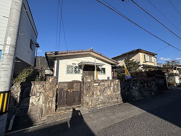 青空の下、日当たりの良い立地です。閑静な住宅街で穏やかな暮らしを実現しませんか。趣のある外観が魅力的な物件です。