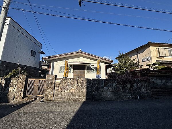 陽当りの良い閑静な住宅街に佇む、平屋の物件です。周辺には住宅が立ち並び、落ち着いた住環境が魅力。現地の雰囲気をぜひ一度ご覧ください。