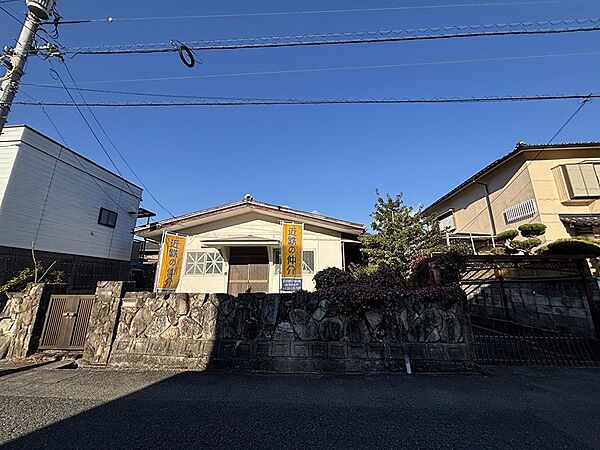 陽光が差し込む穏やかな住環境。広々とした敷地で、庭いじりも楽しめます。お好きな間取りでリノベーションもご検討ください。