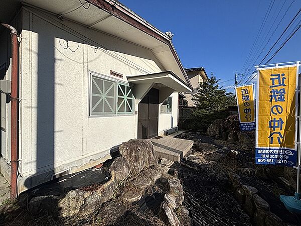 陽光が差し込む、落ち着いた雰囲気の戸建物件です。周辺環境と合わせて現地をぜひご見学ください。