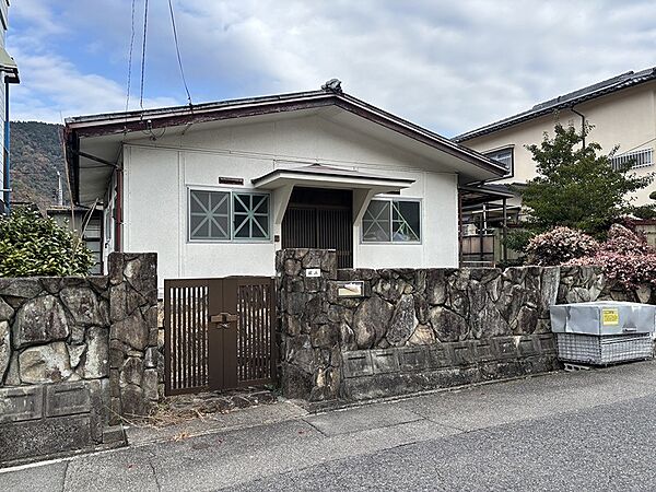 趣のある石垣が特徴的な戸建て。住まいの歴史を感じさせる佇まいが魅力です。