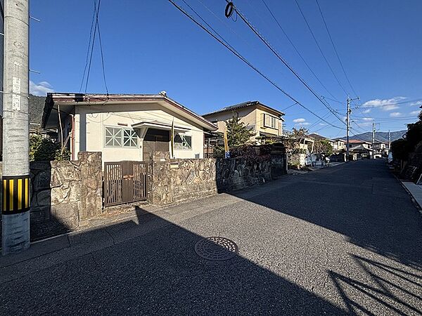 穏やかな住環境が広がる現地前面道路。青空が広がり、住まいからのびのびと過ごせる毎日が想像できます。