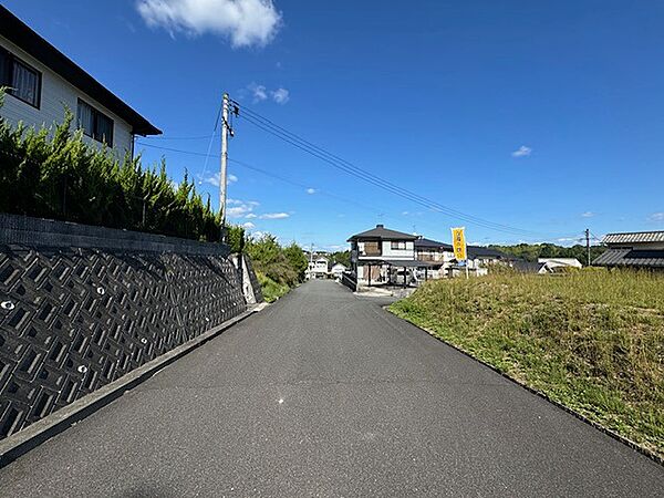 青い空が広がる開放的な立地です。日当たり良好な環境で新生活を始めませんか。