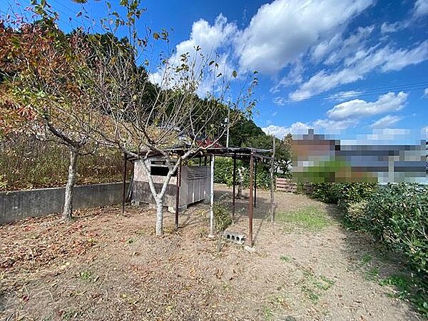 青空が広がる開放的な立地です。お庭では家庭菜園やガーデニングも楽しめます。日当たりの良い環境で、自分らしい暮らしを始めてみませんか。