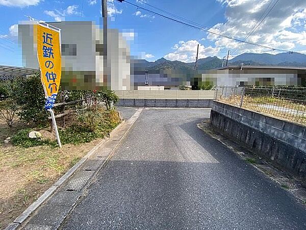 青空が広がる現地は、周囲に山々を望む閑静な住環境です。近鉄ののぼりが目印。