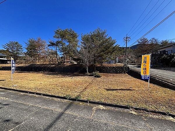 日当たりの良い開放的な土地。新築用地として、また週末を過ごすセカンドハウス用地としてもご検討いただけます。建築プランのご相談もお気軽にどうぞ。