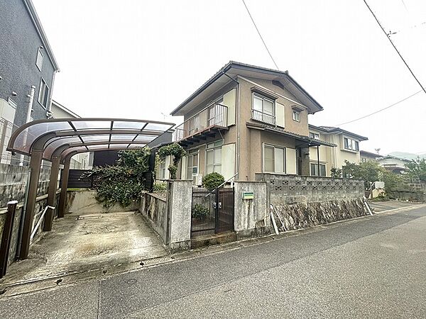 周辺は閑静な住宅街で落ち着いた暮らしを。庭木のお手入れも楽しめる住まいです。