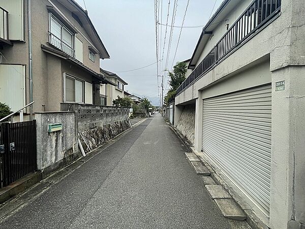 閑静な住宅街に佇む、落ち着いた環境で新しい生活を始めませんか。前面道路はゆったりとしており、駐車もスムーズです。