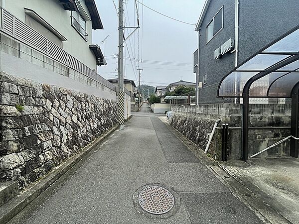 閑静な住宅街に佇む、落ち着いた環境が魅力のエリア。ゆったりとした暮らしが叶う場所です。