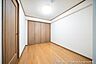 その他：明るい木目調のフローリングと収納が、お部屋全体を暖かく包み込みます。どんな家具とも合わせやすい内装です。