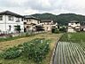 外観：田畑と住宅が調和する、自然豊かな住環境。季節の移ろいを感じながら、穏やかな暮らしを育めます。（99文字）