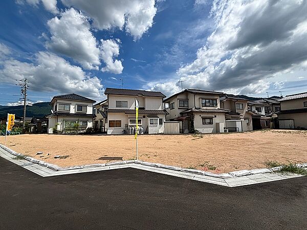 南側に陽当り良好な整形地。周辺には既存住宅が立ち並び、住環境がイメージしやすい立地です。
