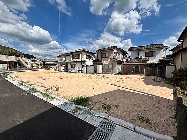 広々とした整形地で、新しい暮らしを始めてみませんか。前面道路も整備されており、快適なカーライフが期待できます。
