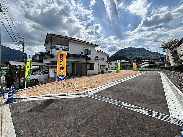 新規開発された舗装道路に面した住宅用地です。山並みを望む落ち着いた環境で、新生活を始めませんか。