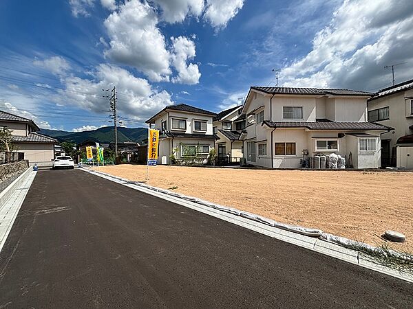 新しい道路に面した広々とした更地。周囲は住宅街で、閑静な環境です。