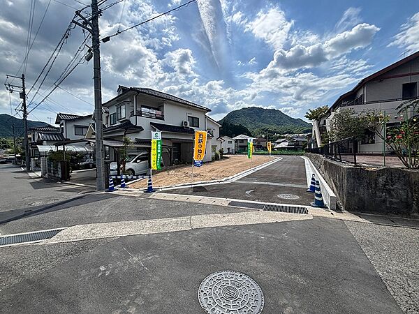 閑静な住宅街の一角に、新たな分譲地が誕生。ゆとりのある前面道路で、お車の出し入れもスムーズです。自然豊かな環境で、新生活を始めてみませんか。
