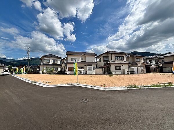 開放感のある青空が広がる分譲地。新たな生活を始めるのにふさわしい、区画の整った現地です。